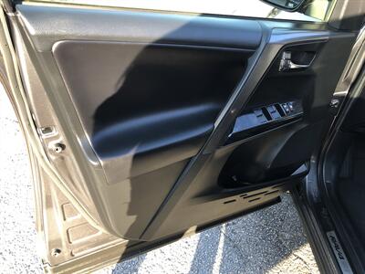 2017 Toyota RAV4 SE   - Photo 33 - Dallas, TX 75247