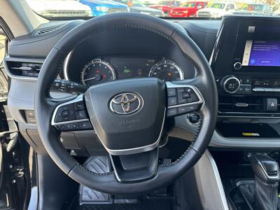 2023 Toyota Highlander XLE   - Photo 18 - Dallas, TX 75247