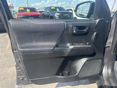 2017 Toyota Tacoma TRD Sport   - Photo 17 - Dallas, TX 75247
