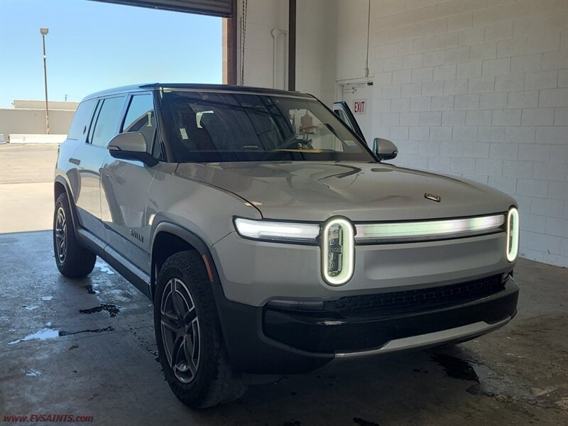 2025 Rivian R1S Adventure   - Photo 1 - Rialto, CA 92376-8618