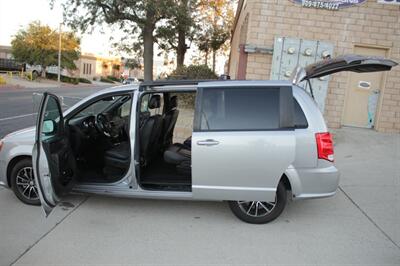 2018 Dodge Grand Caravan GT  EASY FINANCE - Photo 10 - Rialto, CA 92376-8618