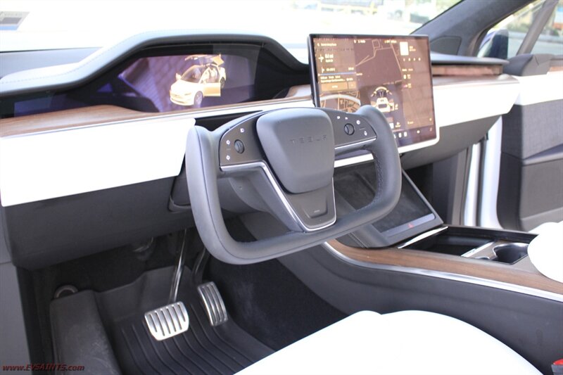 2022 Tesla Model X   - Photo 16 - Rialto, CA 92376-8618