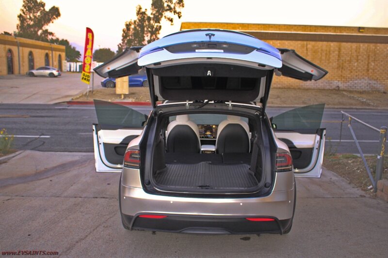 2022 Tesla Model X   - Photo 18 - Rialto, CA 92376-8618