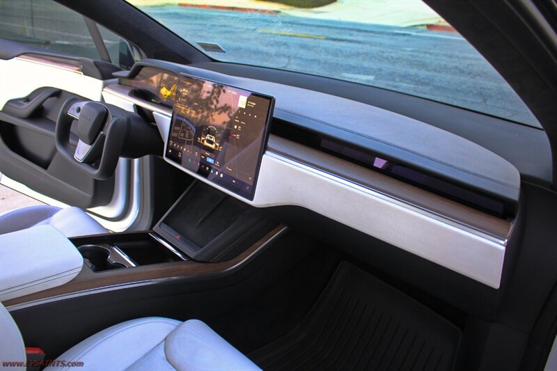 2022 Tesla Model X   - Photo 15 - Rialto, CA 92376-8618