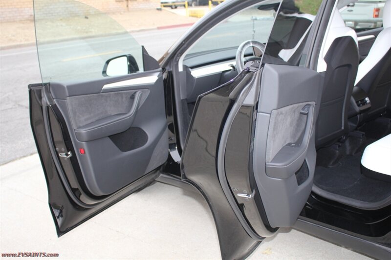 2023 Tesla Model Y AWD - Photo 13 - Rialto, CA 92376-8618