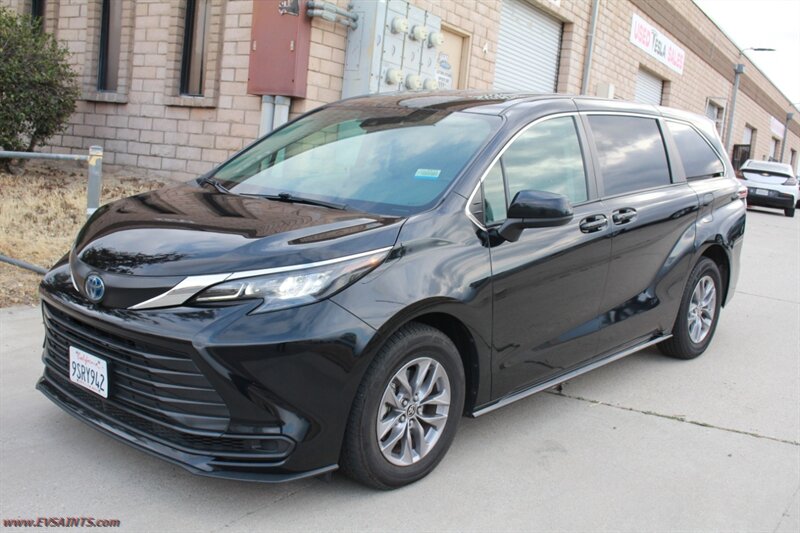 2024 Toyota Sienna LE 8-Passenger  HYBRID - Photo 1 - Rialto, CA 92376-8618