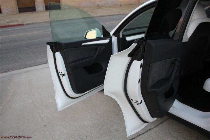 2025 Tesla Model Y Performance We Finance This - Photo 10 - Rialto, CA 92376-8618