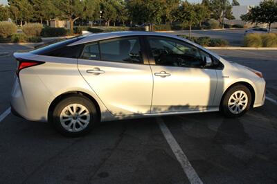 2019 Toyota Prius LE  We Finance - Photo 5 - Rialto, CA 92376-8618