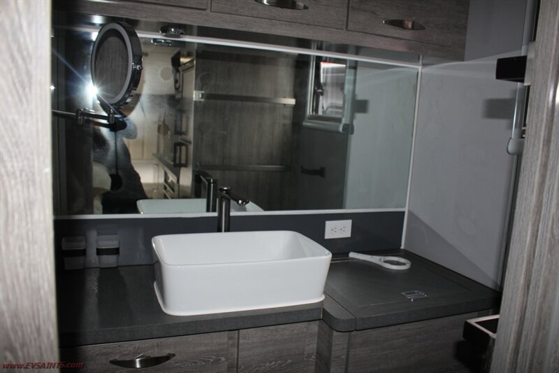 2023 Black Series HQ19 Off-Road Camper - Photo 14 - Rialto, CA 92376-8618