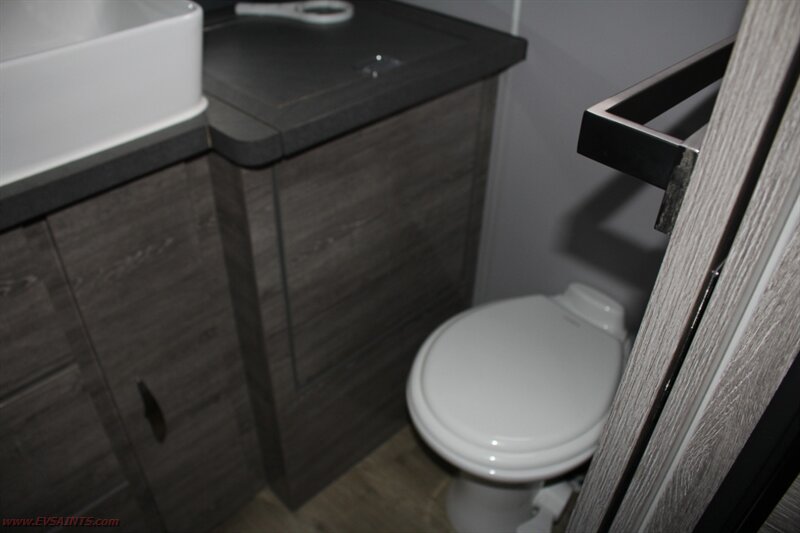 2023 Black Series HQ19 Off-Road Camper - Photo 16 - Rialto, CA 92376-8618