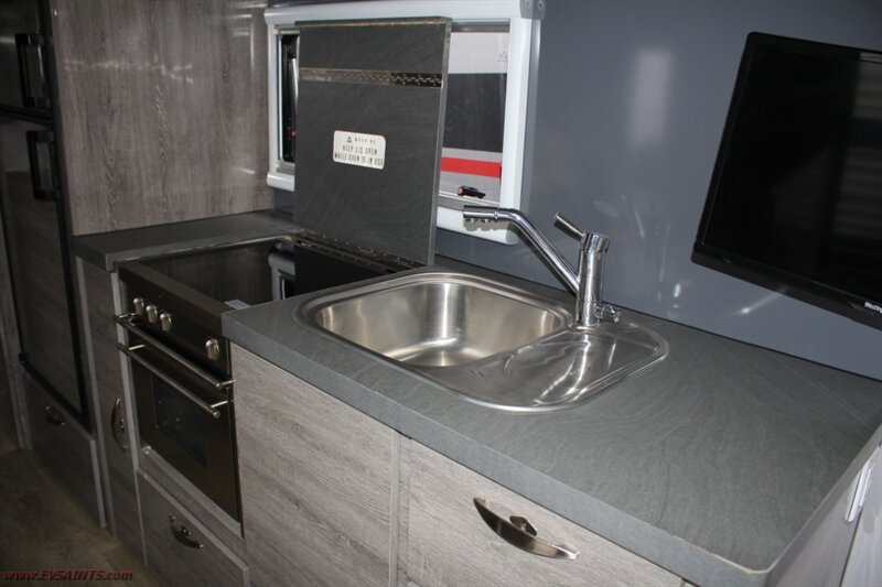 2023 Black Series HQ19 Off-Road Camper - Photo 11 - Rialto, CA 92376-8618