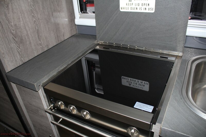 2023 Black Series HQ19 Off-Road Camper - Photo 12 - Rialto, CA 92376-8618