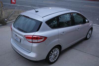 2017 Ford C-MAX Hybrid SE  WE FINANCE - Photo 8 - Rialto, CA 92376-8618