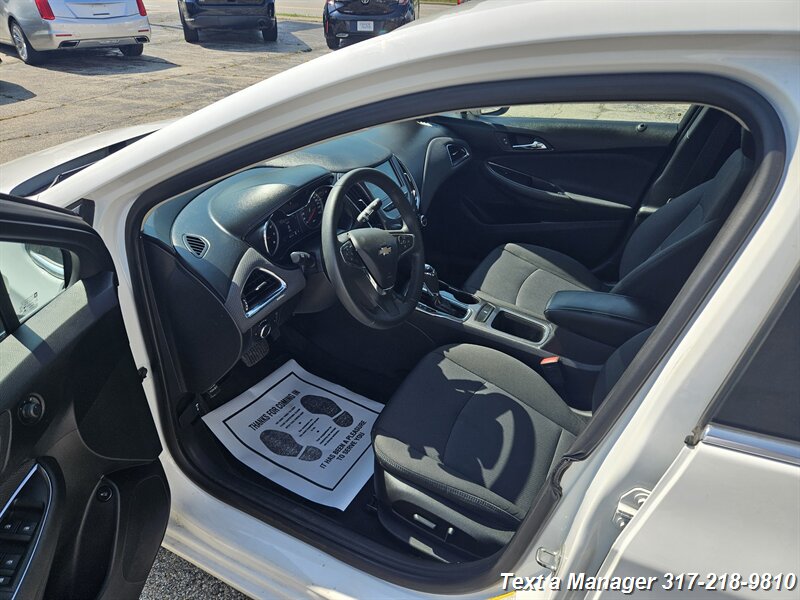 2018 Chevrolet Cruze LT Auto - Photo 9 - Greenwood, IN 46142