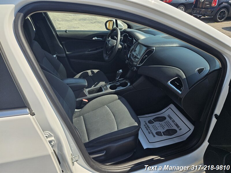 2018 Chevrolet Cruze LT Auto - Photo 26 - Greenwood, IN 46142