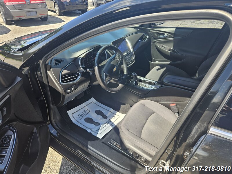 2017 Chevrolet Malibu LT - Photo 9 - Greenwood, IN 46142