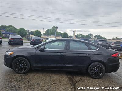2020 Ford Fusion SE - Photo 2 - Greenwood, IN 46142