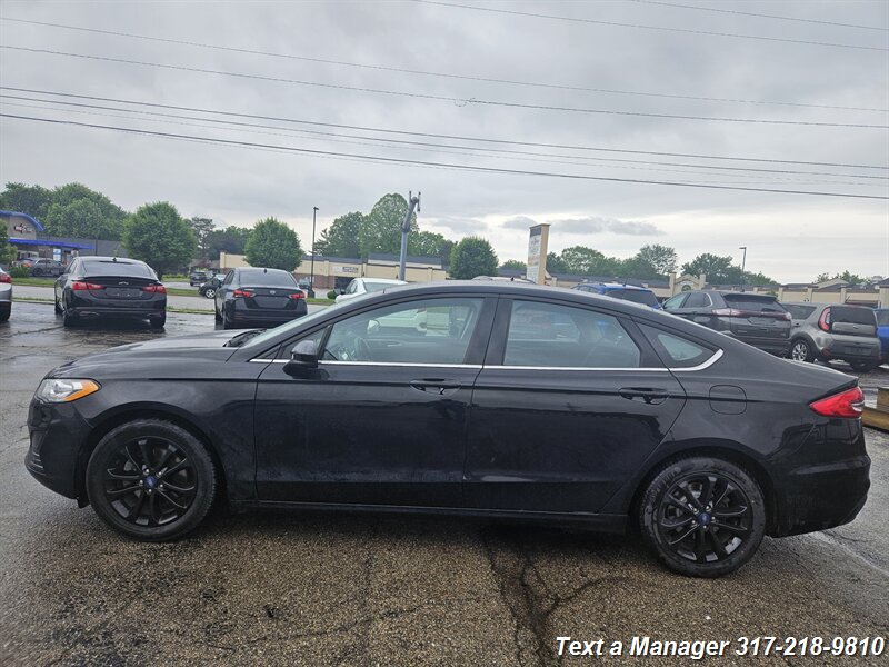 2020 Ford Fusion SE - Photo 2 - Greenwood, IN 46142