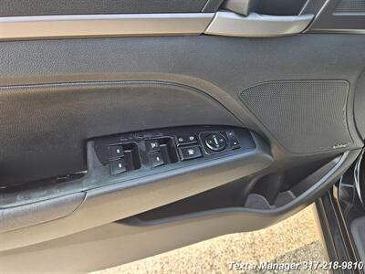 2017 Hyundai ELANTRA Limited   - Photo 11 - Greenwood, IN 46142