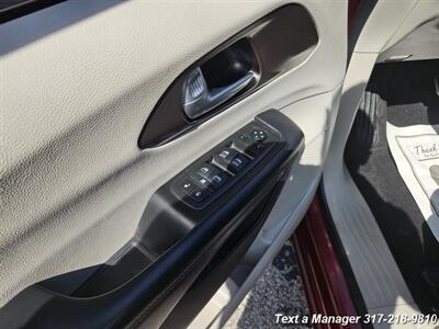 2017 Chrysler Pacifica Touring   - Photo 10 - Greenwood, IN 46142