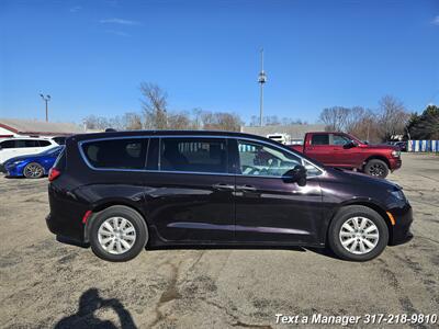 2018 Chrysler Pacifica L   - Photo 6 - Greenwood, IN 46142