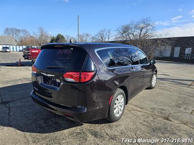 2018 Chrysler Pacifica L   - Photo 5 - Greenwood, IN 46142