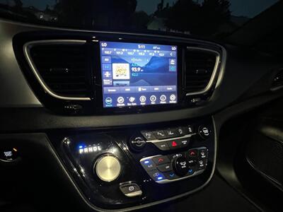 2020 Chrysler Pacifica Touring L   - Photo 11 - Rancho Cucamonga, CA 91730