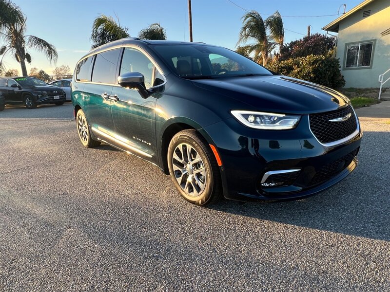 2022 Chrysler Pacifica Hybrid Pinnacle   - Photo 1 - Rancho Cucamonga, CA 91730