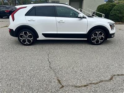 2023 Kia Niro EX Touring   - Photo 8 - Rancho Cucamonga, CA 91730