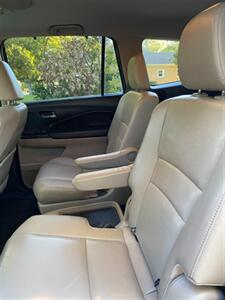 2019 Honda Pilot Touring w/Rear Captain's Chairs   - Photo 8 - Perryton, TX 79070
