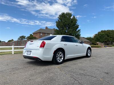 2016 Chrysler 300 Series Limited   - Photo 4 - Perryton, TX 79070