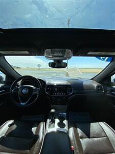 2019 Jeep Grand Cherokee Overland   - Photo 5 - Perryton, TX 79070