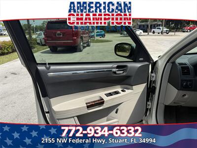 2006 Chrysler 300C   - Photo 9 - Stuart, FL 34994