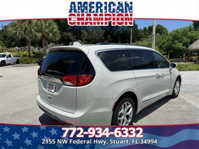 2017 Chrysler Pacifica Touring-L - Photo 5 - Stuart, FL 34994