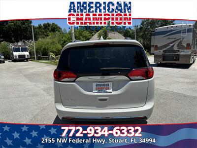 2017 Chrysler Pacifica Touring-L - Photo 4 - Stuart, FL 34994