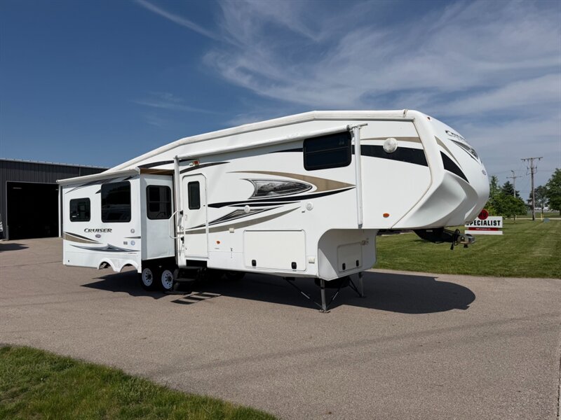 2011 Crossroads Cruiser 335SS   - Photo 1 - Goshen, IN 46526