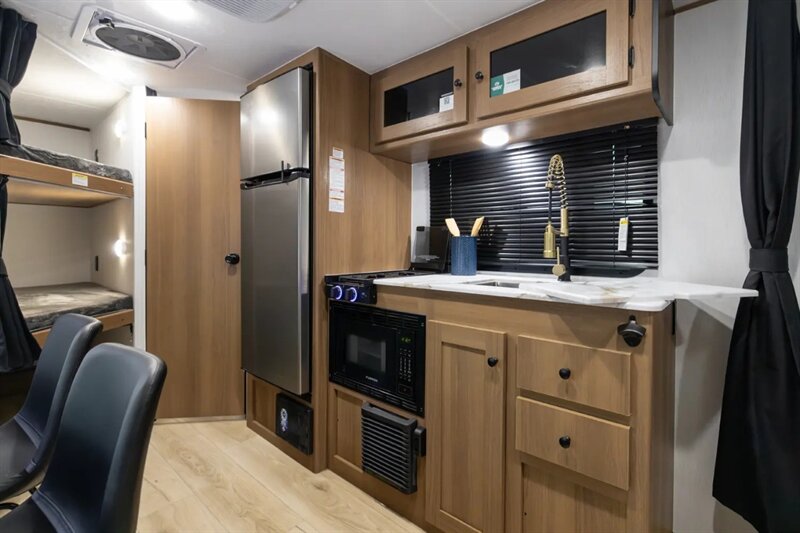 2026 Coachmen Apex Nano 183BH - Photo 4 - Goshen, IN 46526