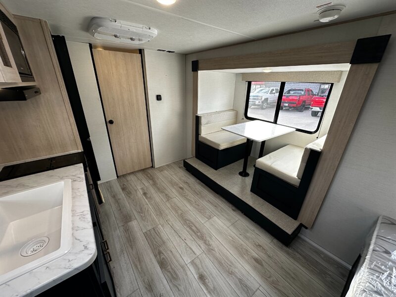 2025 Prime Time Avenger 17FQS   - Photo 6 - Goshen, IN 46526