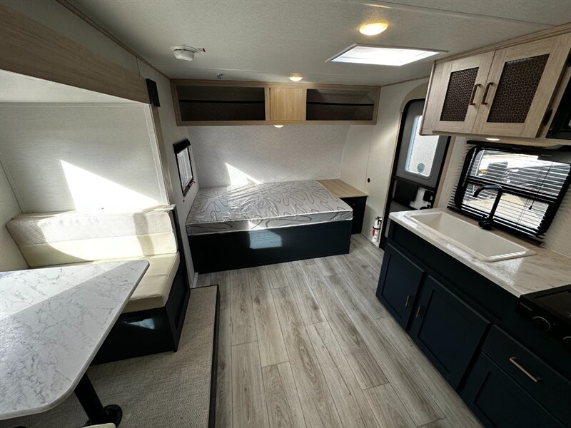 2025 Prime Time Avenger 17FQS   - Photo 7 - Goshen, IN 46526