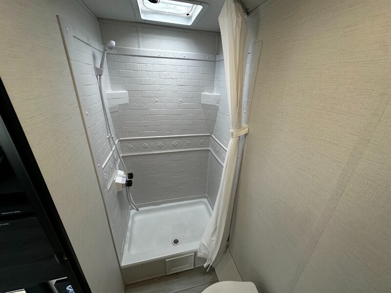 2025 Prime Time Avenger 17FQS   - Photo 14 - Goshen, IN 46526