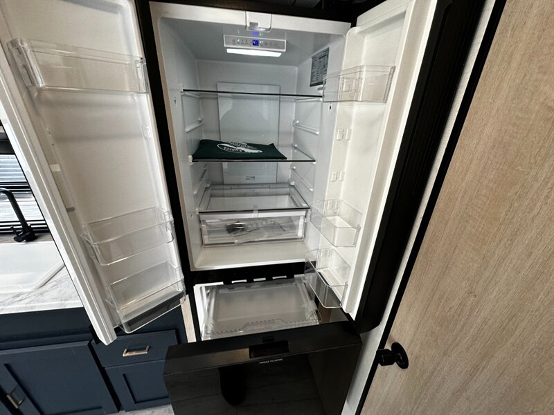 2025 Prime Time Avenger 17FQS   - Photo 10 - Goshen, IN 46526