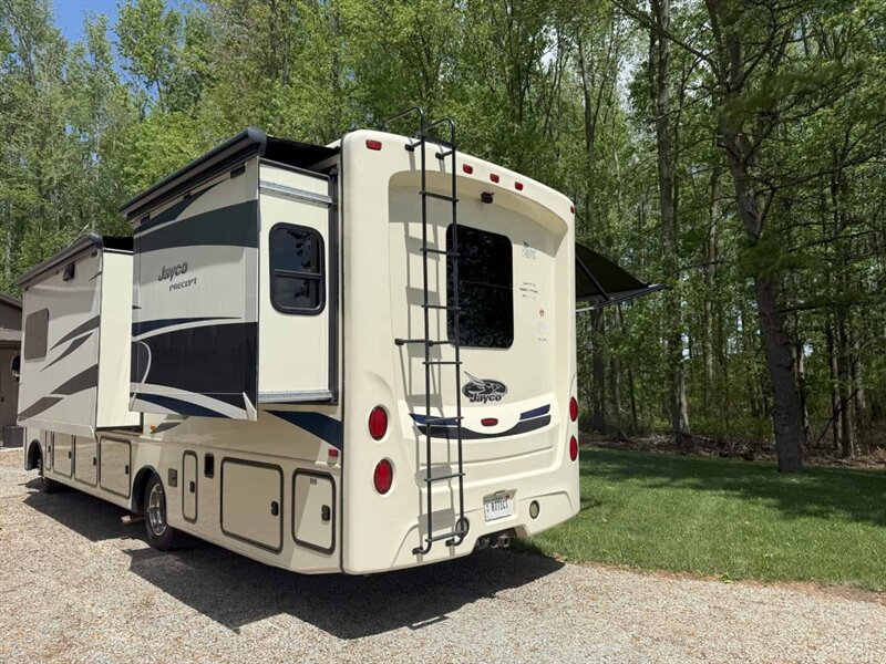 2015 Jayco Precept 31UL - Photo 3 - Goshen, IN 46526