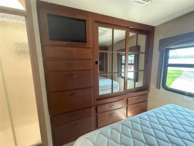 2015 Jayco Precept 31UL   - Photo 10 - Goshen, IN 46526