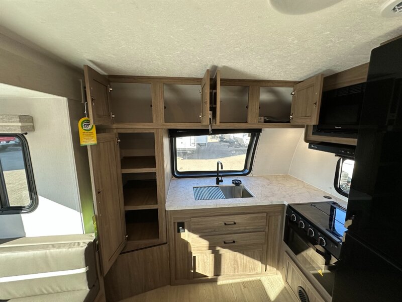 2025 Coachmen Freedom Express Ultra Lite 259FKDS   - Photo 16 - Goshen, IN 46526