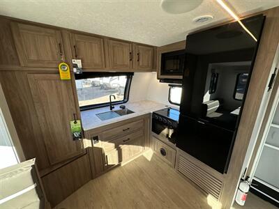 2025 Coachmen Freedom Express Ultra Lite 259FKDS   - Photo 15 - Goshen, IN 46526