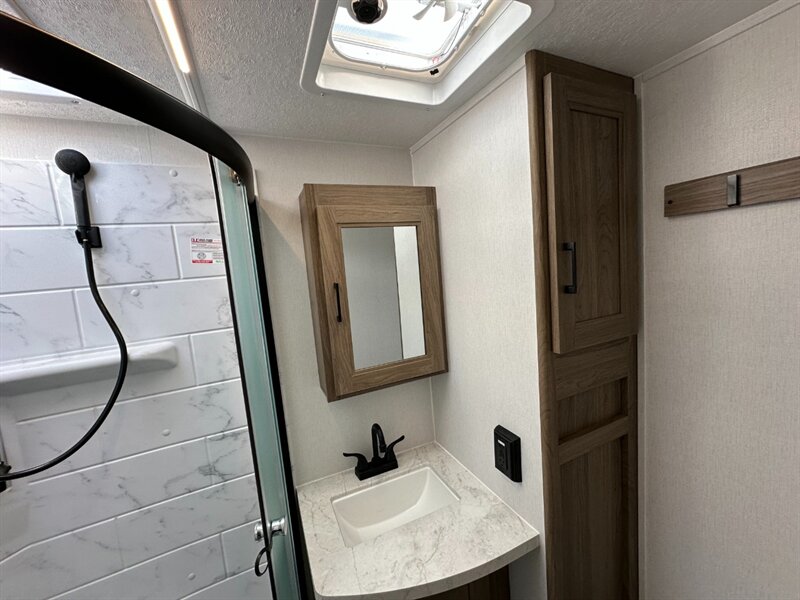 2025 Coachmen Freedom Express Ultra Lite 259FKDS   - Photo 29 - Goshen, IN 46526