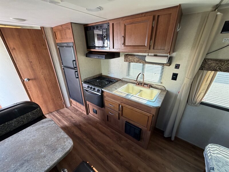 2017 Gulf Stream Ameri Lite 218MB - Photo 9 - Goshen, IN 46526