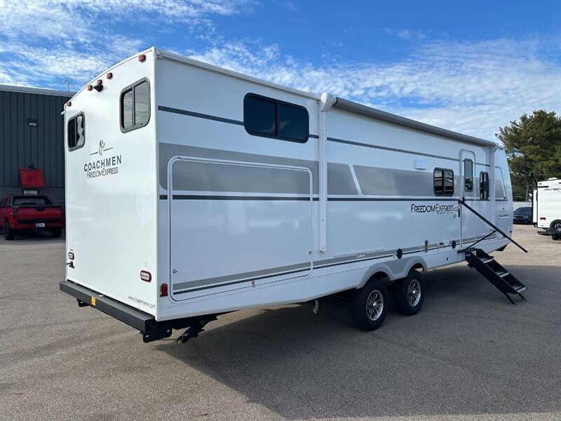 2026 Coachmen Freedom Express Ultra Lite 292BHDS   - Photo 5 - Goshen, IN 46526