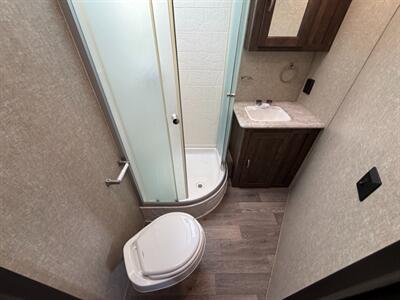 2018 Forest River VIBE 313BHS   - Photo 16 - Goshen, IN 46526