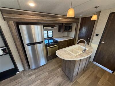 2018 Forest River VIBE 313BHS   - Photo 10 - Goshen, IN 46526